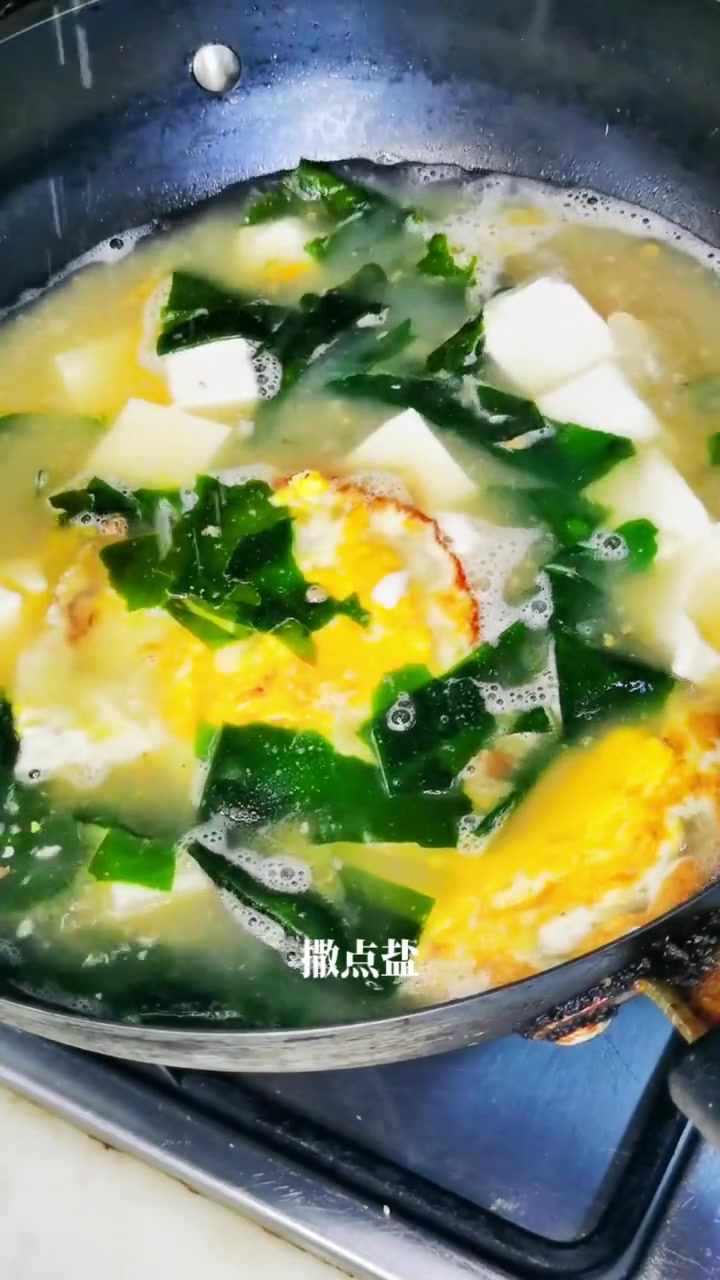 买虾后虾头别丢，这样烧三鲜汤超鲜