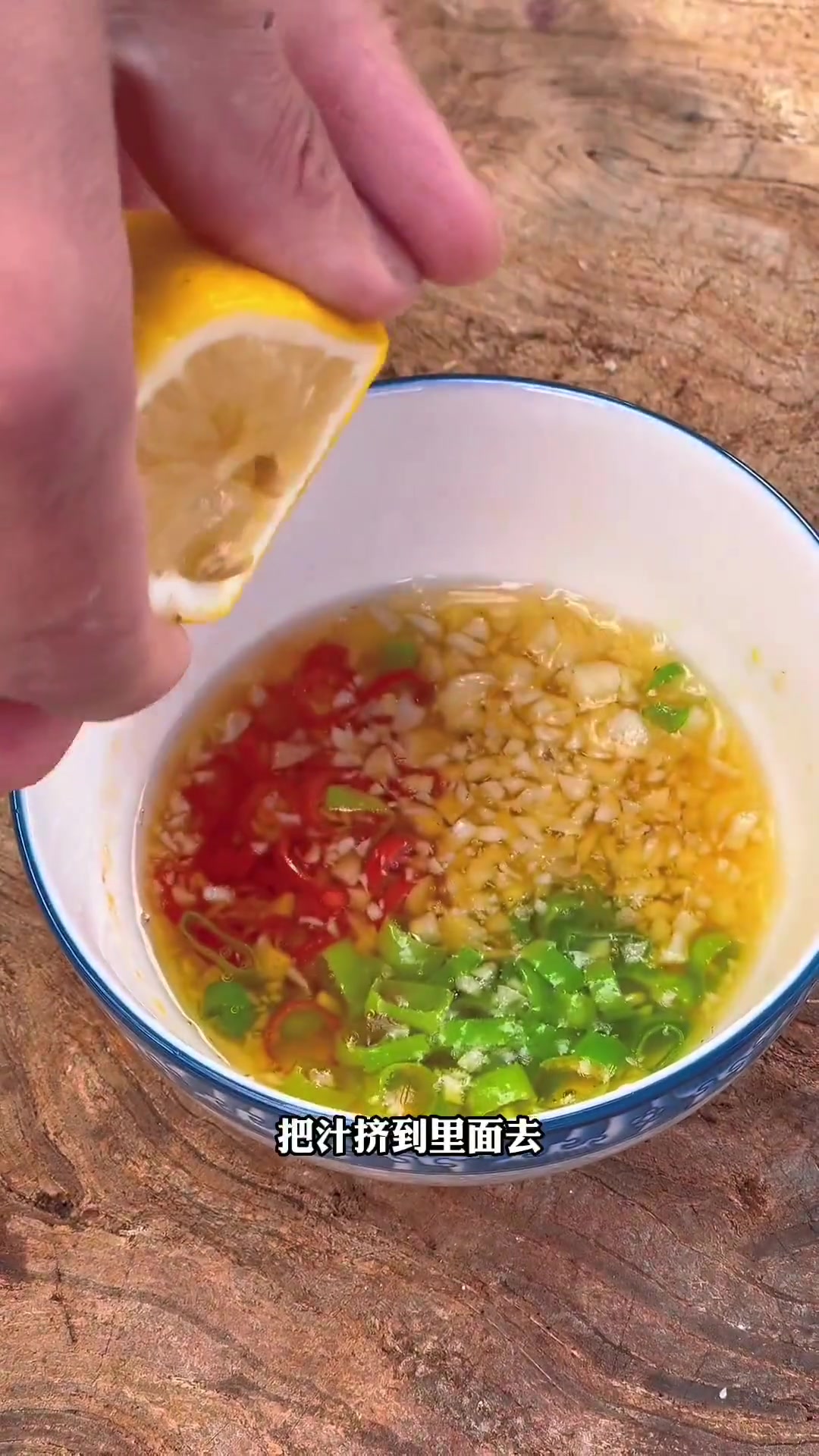 小范今天教教大家如何正确蒸生蚝和调这碗料汁,赶紧试试