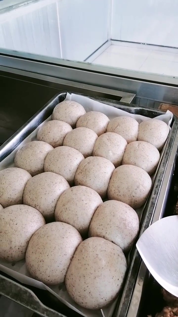 红烧狮子头。炒土豆丝，小咸菜，黑香米馒头