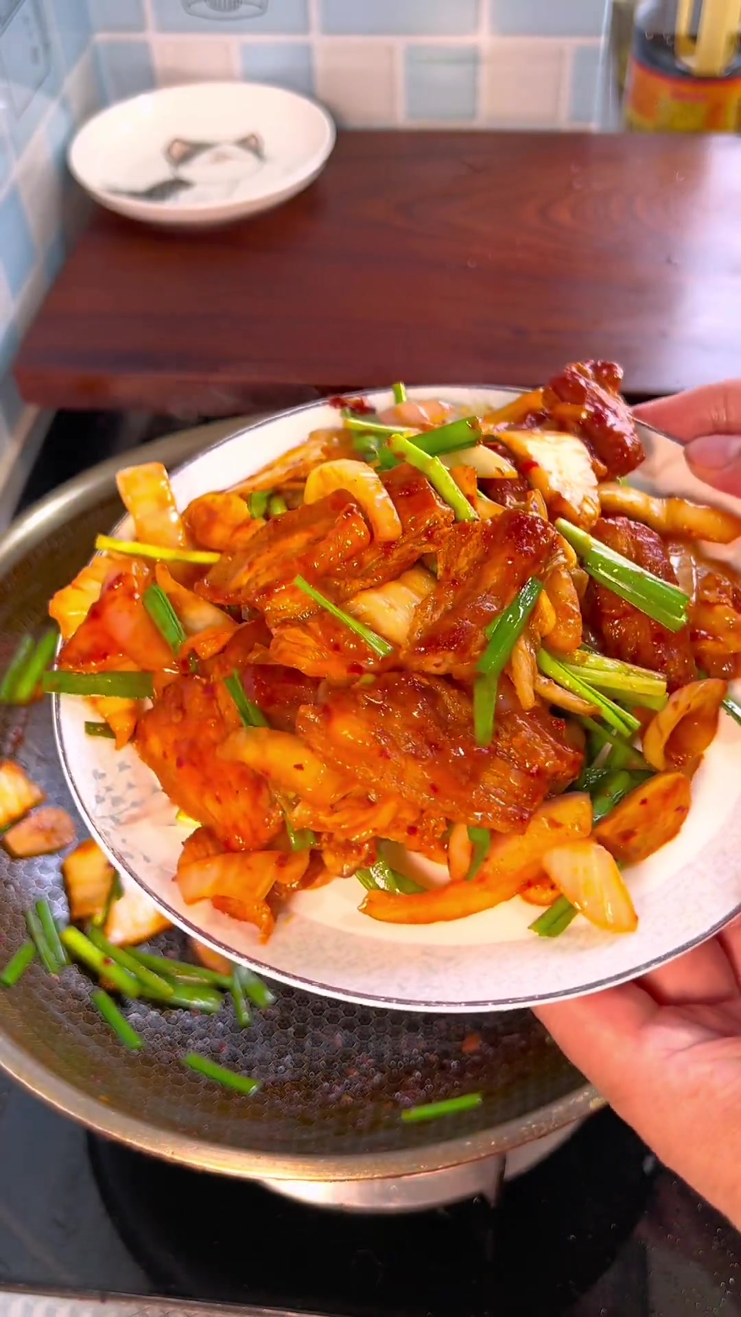 辣白菜酸了千万不要扔,可以做个辣白菜炒五花肉,五花肉的香味包裹着辣白菜能吃好几碗米饭