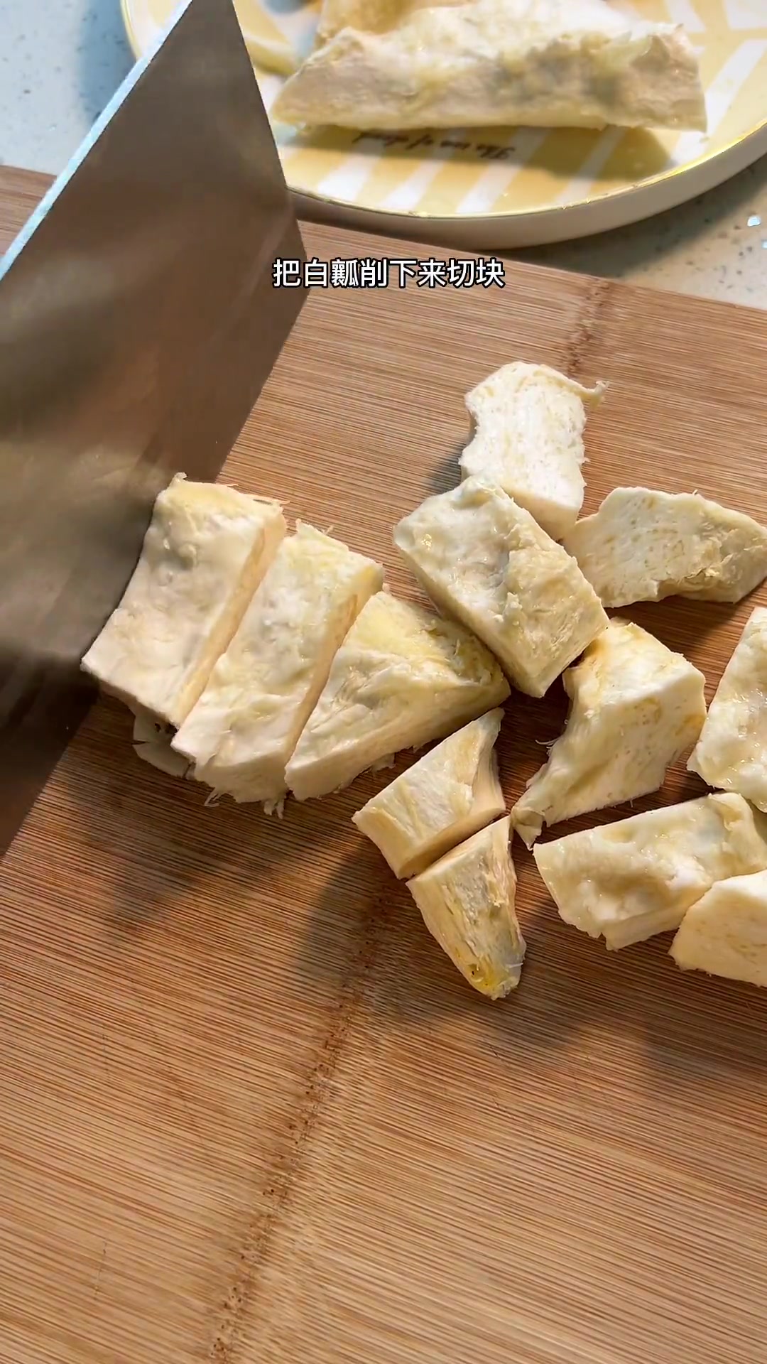 榴莲吃完了壳也不要扔,店员们说他们经常自己在家用榴莲瓤煲汤喝,滋补又有营养,汤清香又好喝,