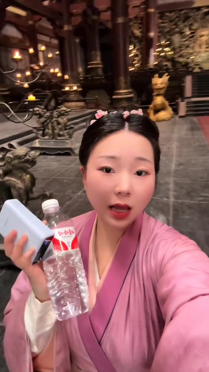 在摄影棚里拍戏就跟蒸笼一样