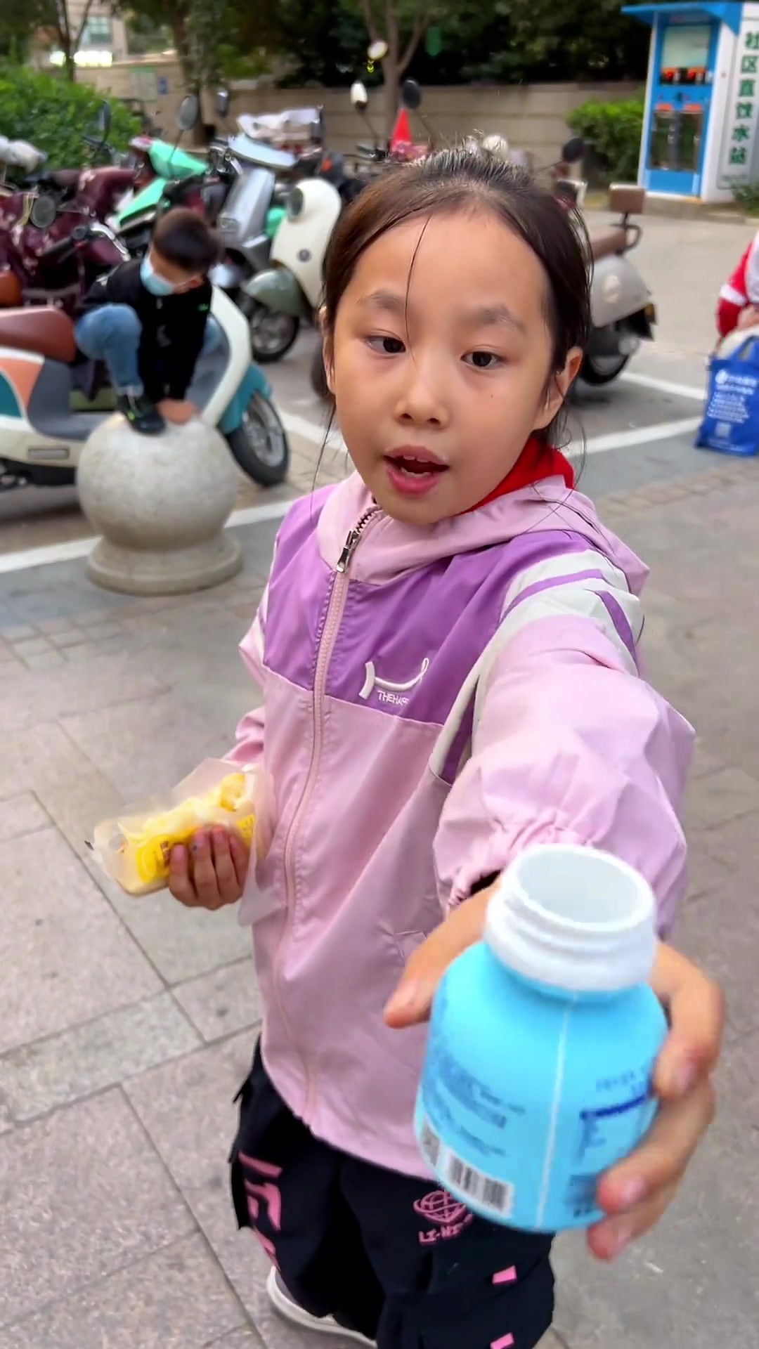她两一撸起袖子我就知道今天的饭有多合胃口,荷叶饼夹上几片梅菜扣肉这两个小家伙今天又放飞自我