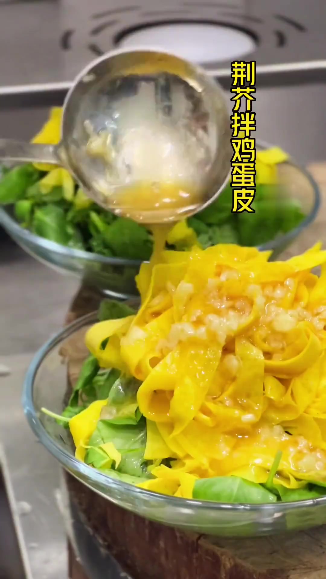 荆芥在夏季酷暑的天气里它是河南人餐桌上必不可缺的一道具有食疗功效的青菜是药又是菜!