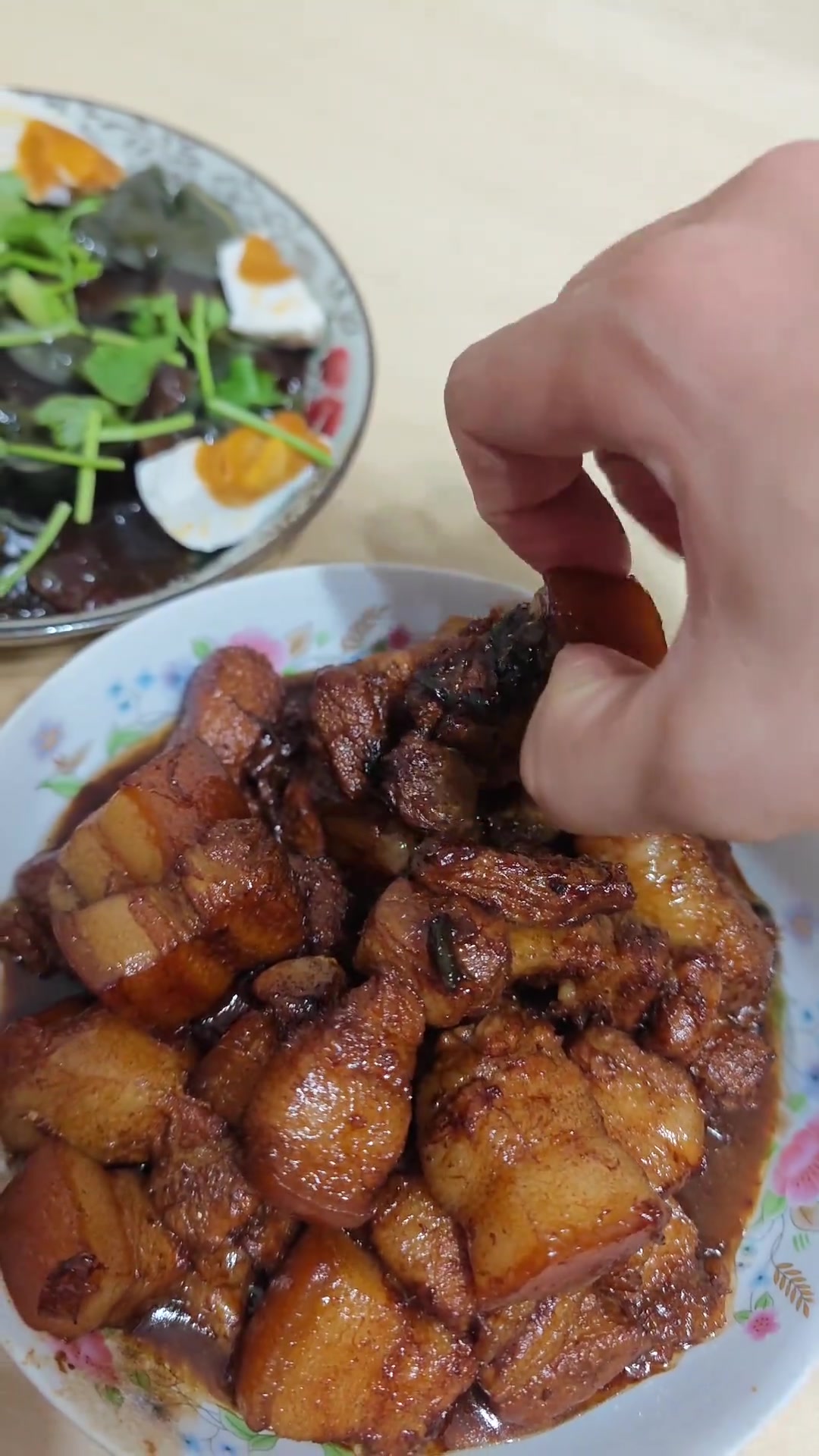 准备吃饭啦，残次品糍粑和糊掉的红烧肉不能上桌！