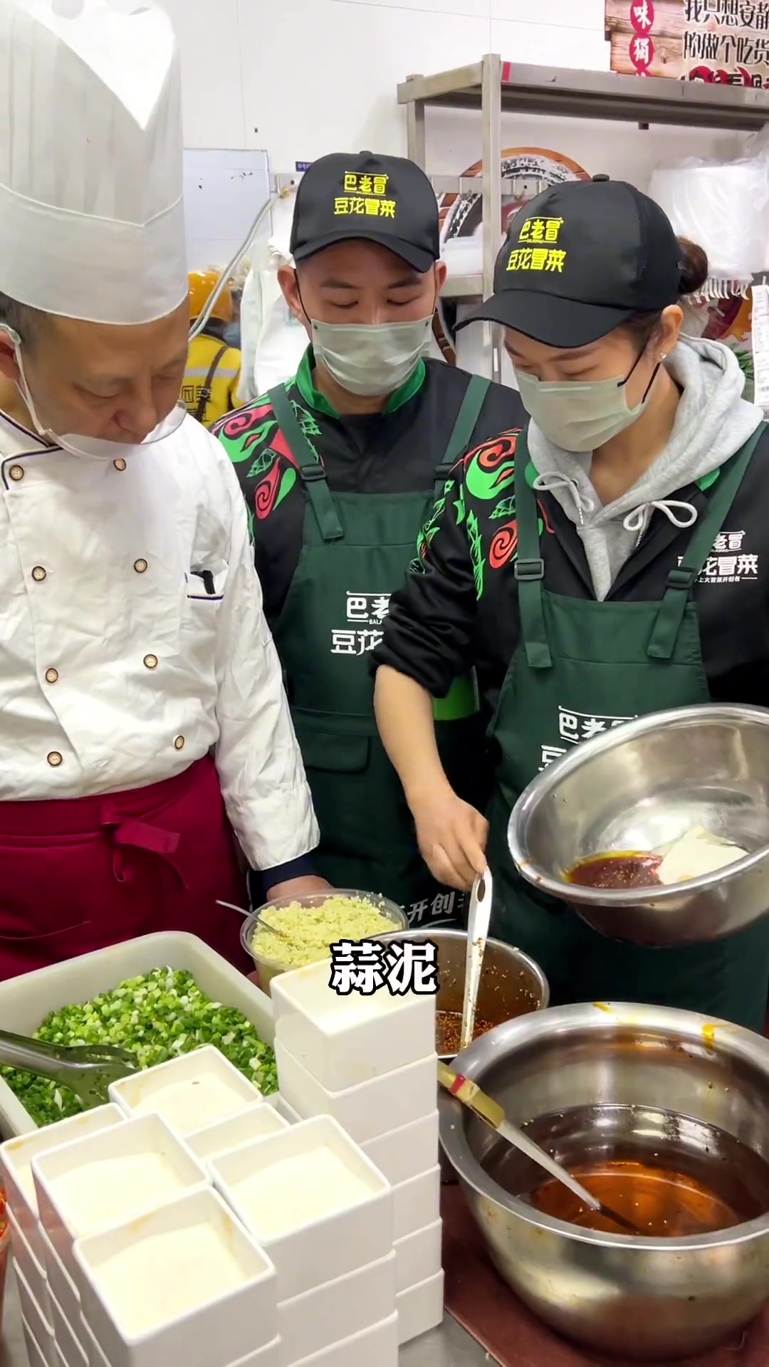 来自广东湛江的小王，上手操作香辣味底汤的调味操作
