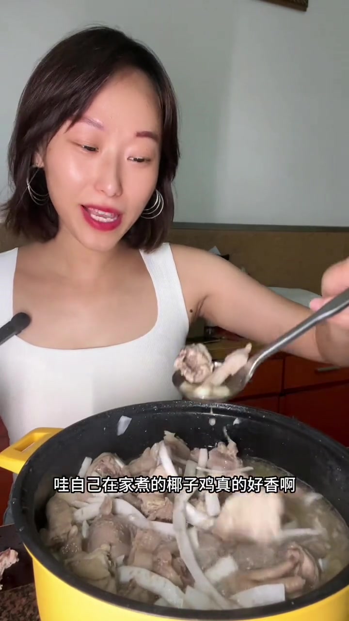 在家能做超香椰子鸡，用一整只海南文昌鸡，方便好吃