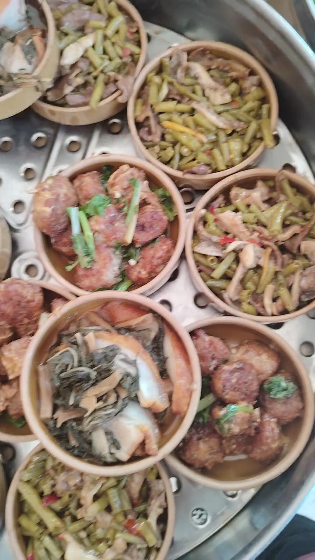 酸豆角炒猪杂12梅菜扣肉12蒜苗炒腊肉12青椒炒卤猪耳12芹菜木耳炒瘦肉9四季豆炒瘦肉9芹