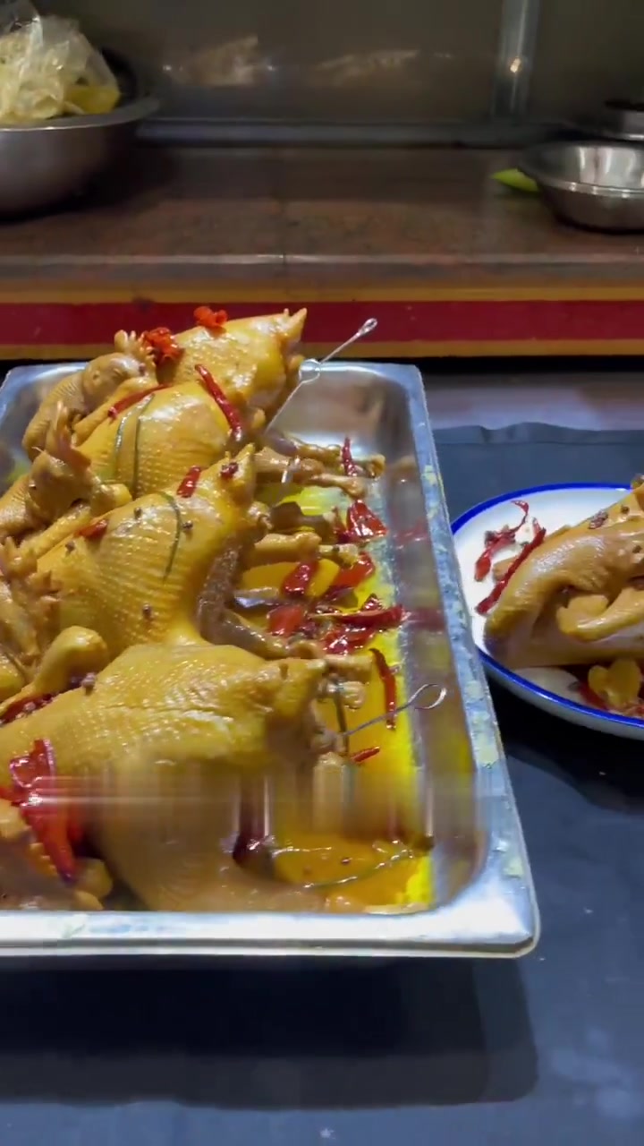 桌桌必点,招牌麻椒鸡,久久鸭口味,吃过我这个辣卤麻椒鸡,你将不会再用别人的。还可以卤制很多