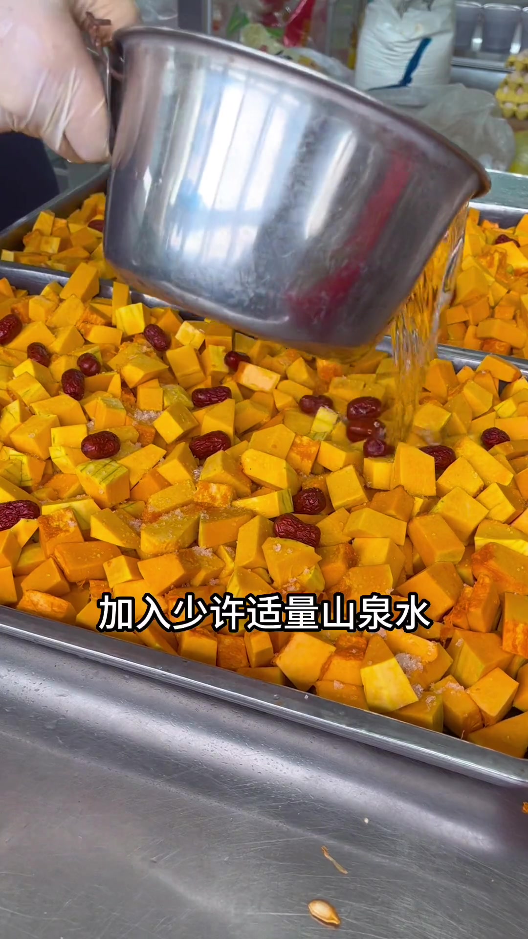 一道食堂一看就会的蒸菜《清蒸老南瓜》,直接把去皮的南瓜放点白糖蒸,蒸好后淋上蒸南瓜的原汤,