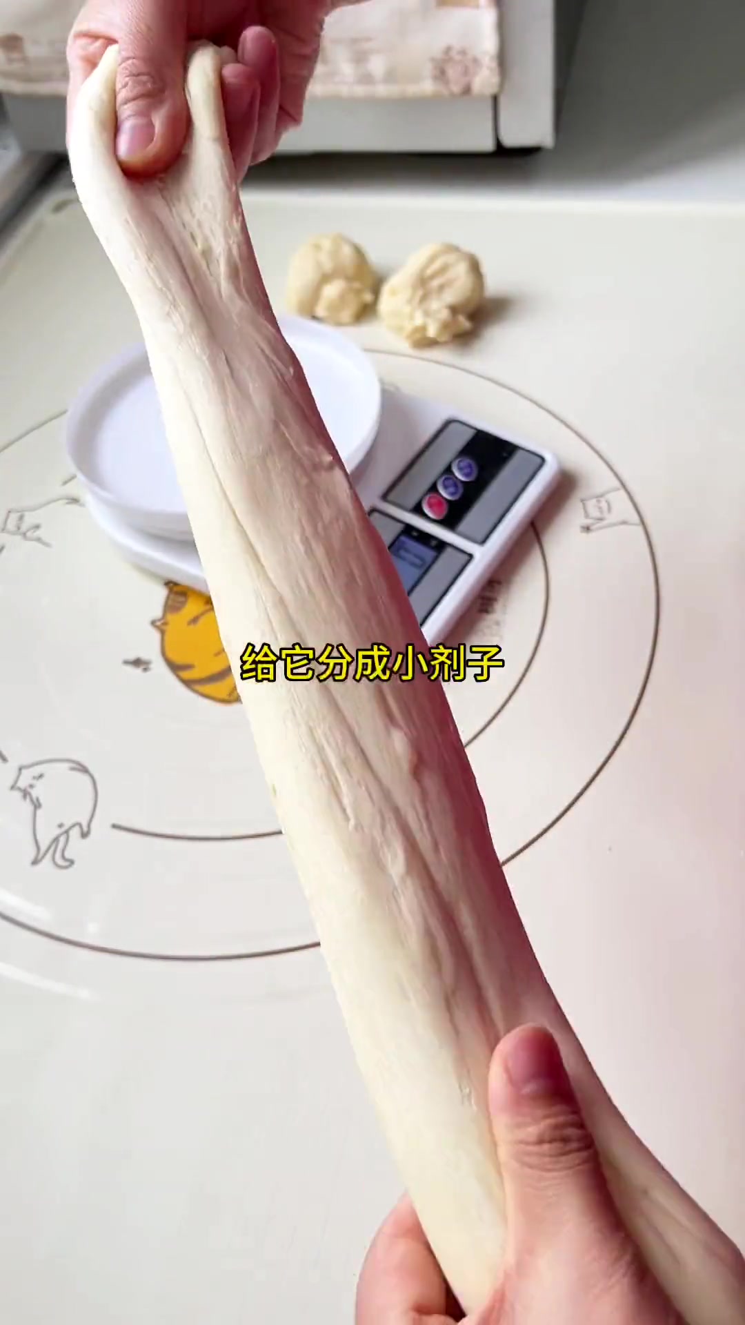 自己在家做的蜂蜜小面包，比外面买的经济实惠，关键孩子还喜欢吃