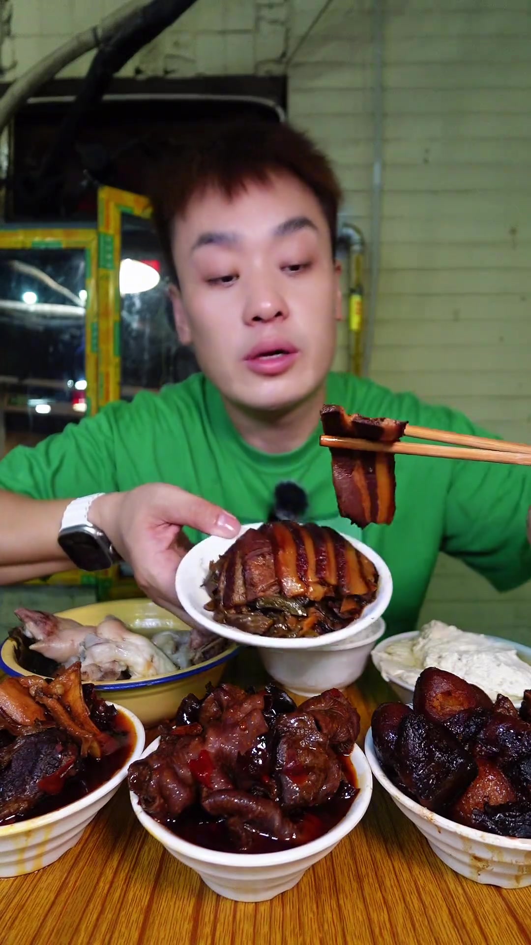 重庆街头吃顿蹄花红烧肉拌米饭,香!