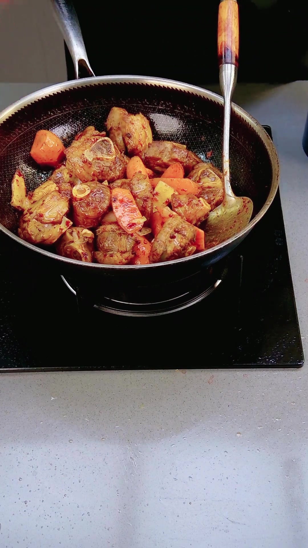 香辣开胃超下饭的红汤羊肉,家常做法有饭店味,快试试