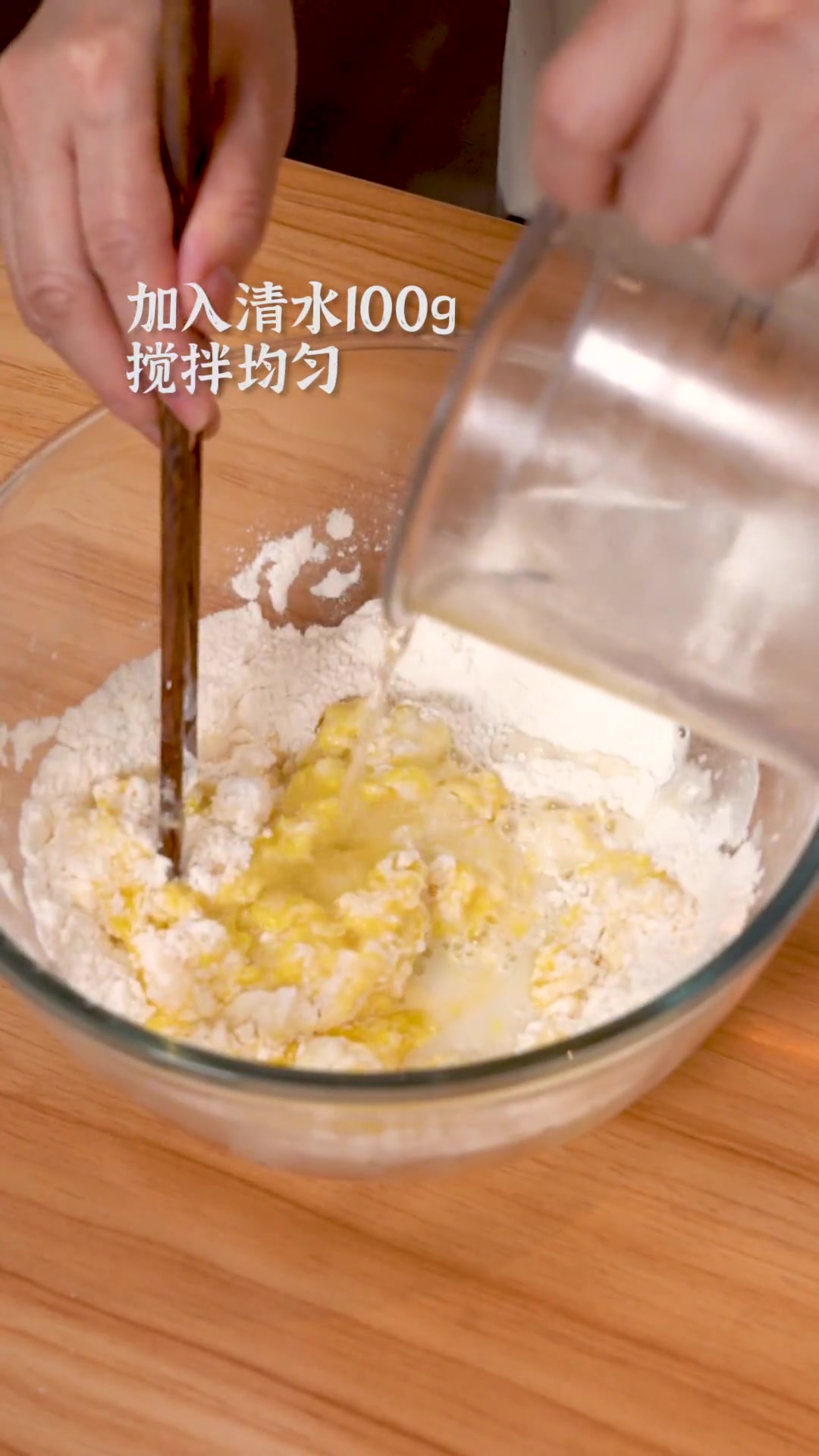 热气腾腾的鸡蛋汉堡外酥里嫩,里面是厚厚的鸡蛋和火腿!我有没有复刻成功呢?