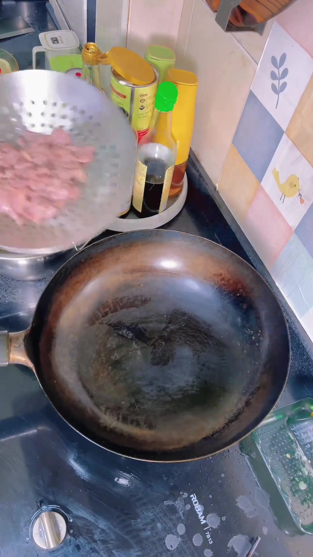 今早夜饭烧点撒，青椒洋葱小炒牛肉，免切免洗免调理牛肉片很嫩挺不错