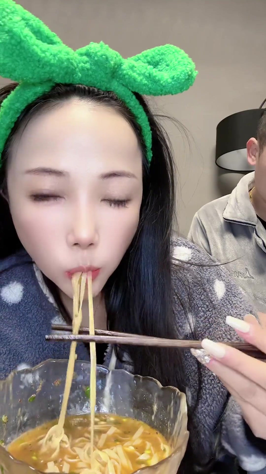 终于喜提45岁了，每年生日老公必备一个两个亲手染的红鸡蛋，一碗长寿面，简单的幸福