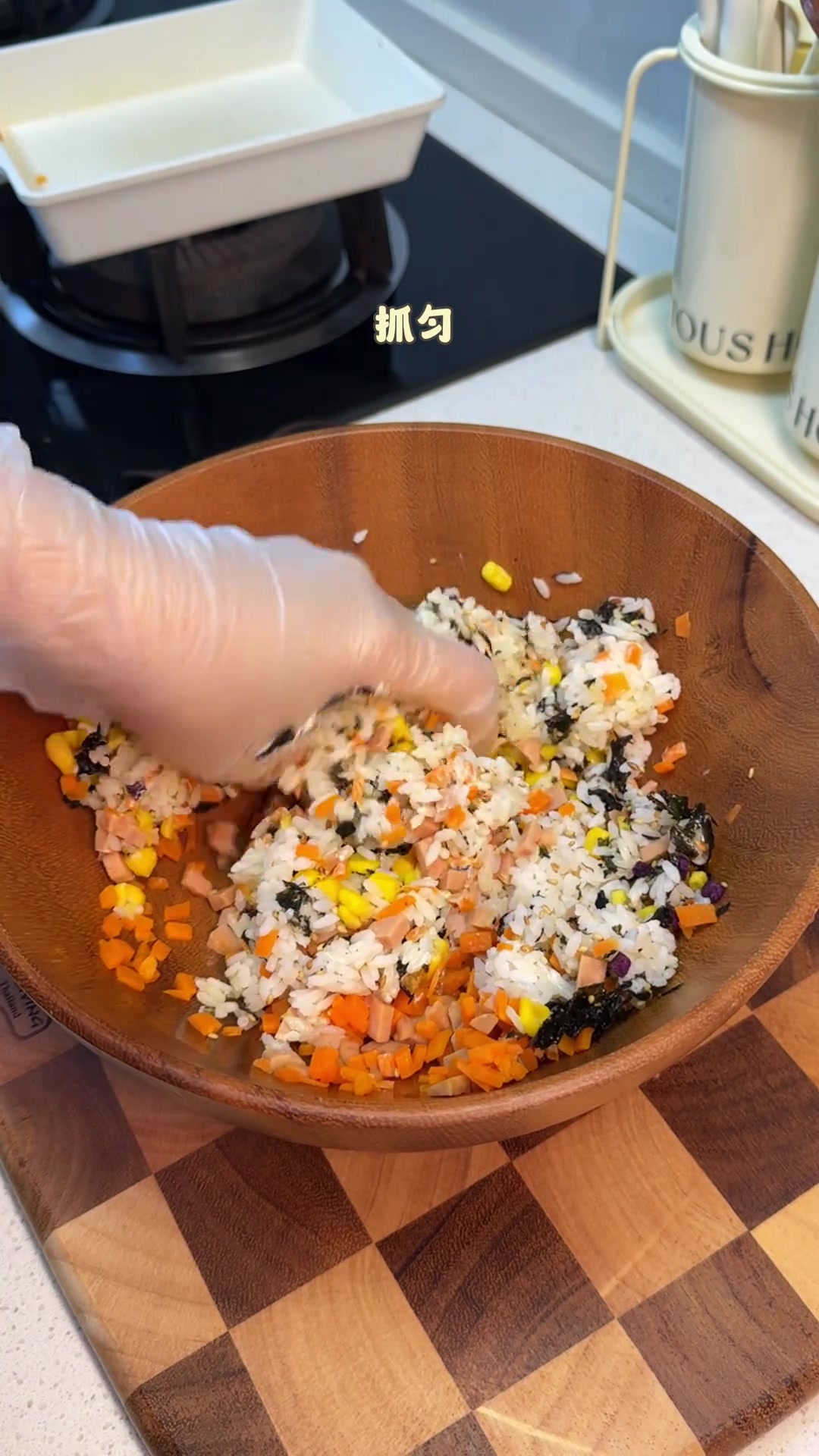 今天早餐用隔夜剩米饭捏成造型可爱一口一个的小饭团