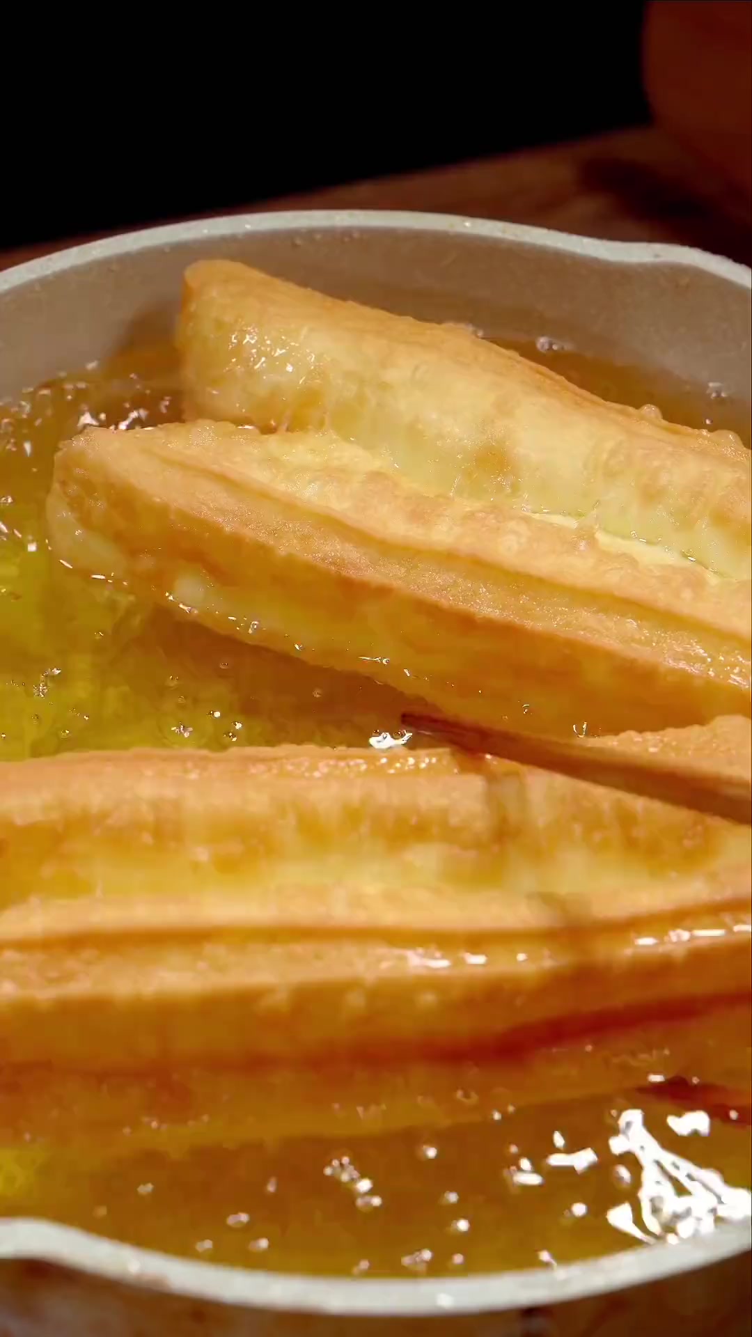 在家自炸油条，做法超简单，又酥又脆！