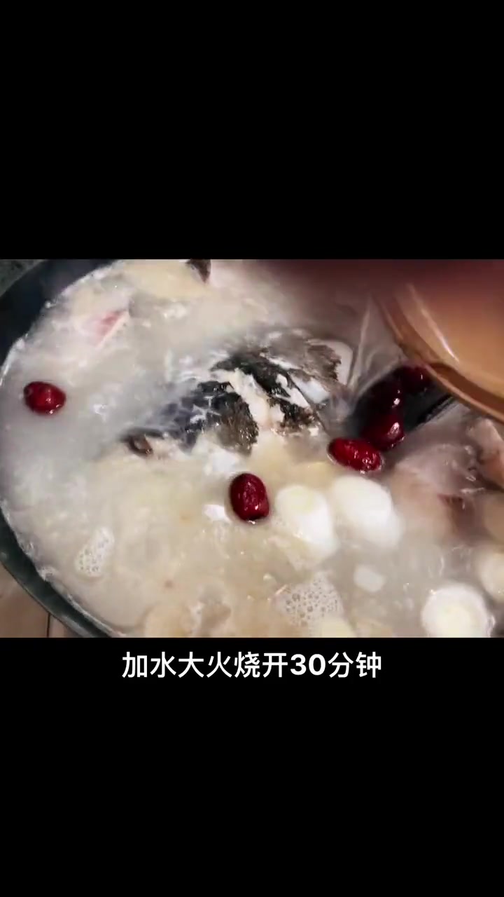 这样做出的秧草胖鱼头汤，色香味俱全，美味可口