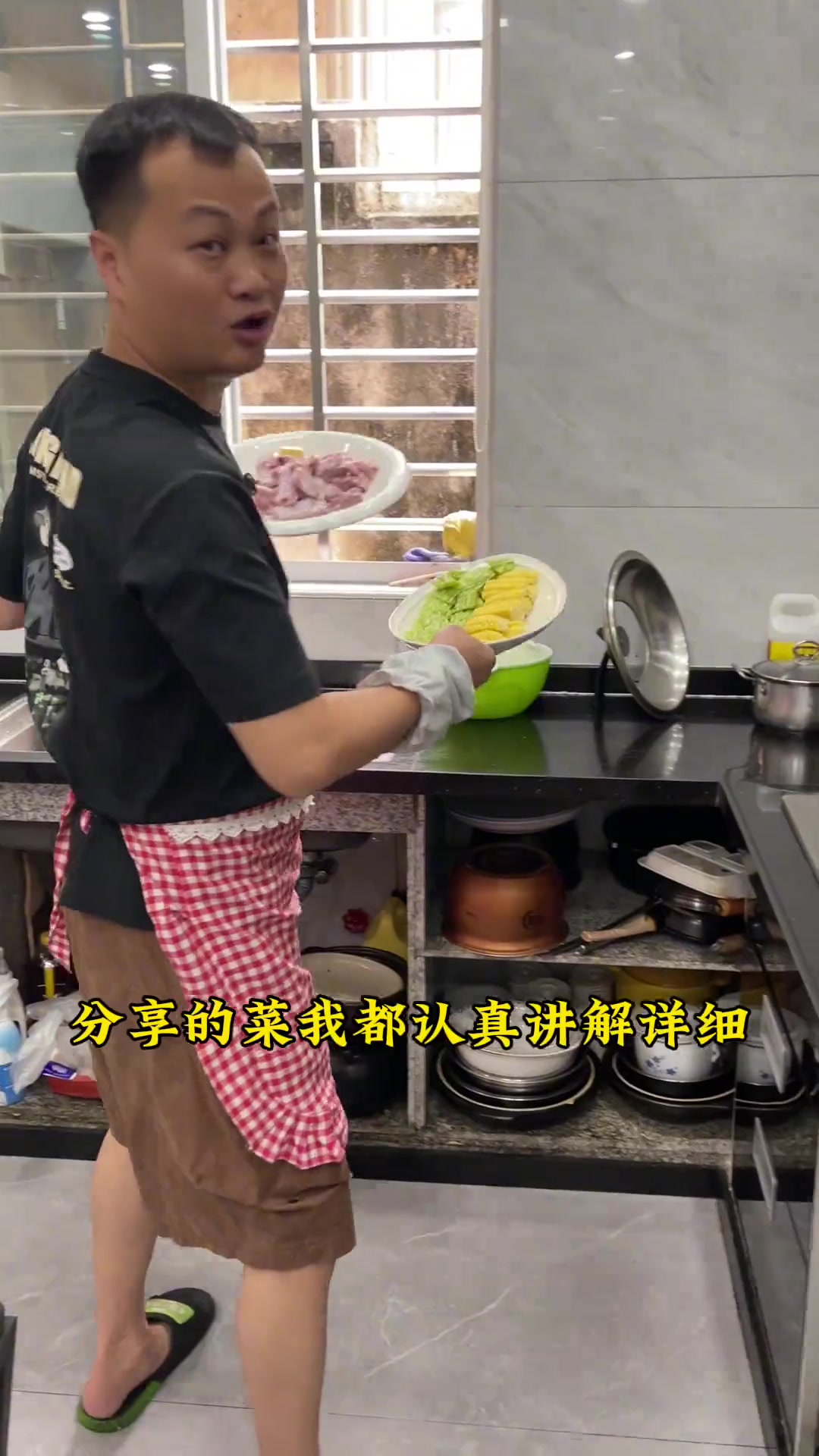 排骨玉米苦瓜汤，夏日家常美味，汤鲜肉嫩做法简单