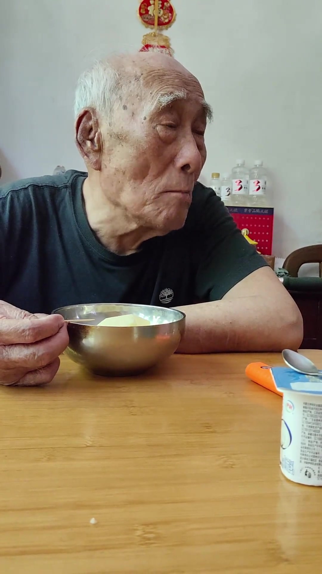郭大爷的下午茶时间,悠闲自在的日常时光