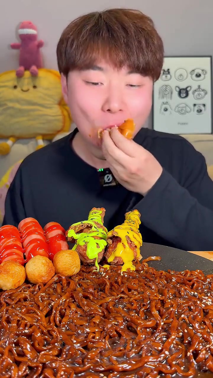 今天吃炸酱面双层芝士牛肉堡炸鸡烤肠墨鱼丸！这汉堡吃起来真的很满足！