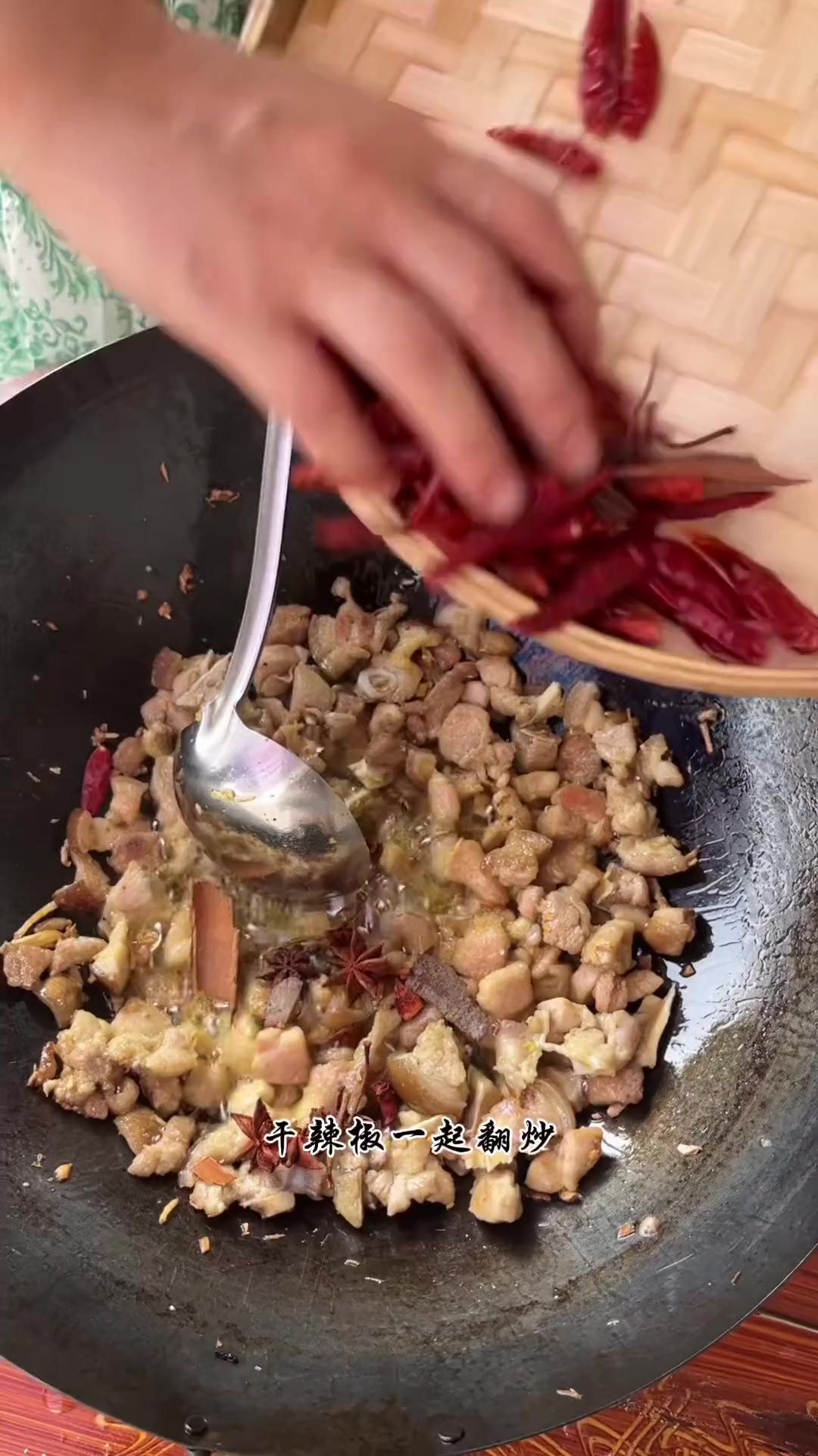 爆炒猪仔肉,香辣可口非常下饭