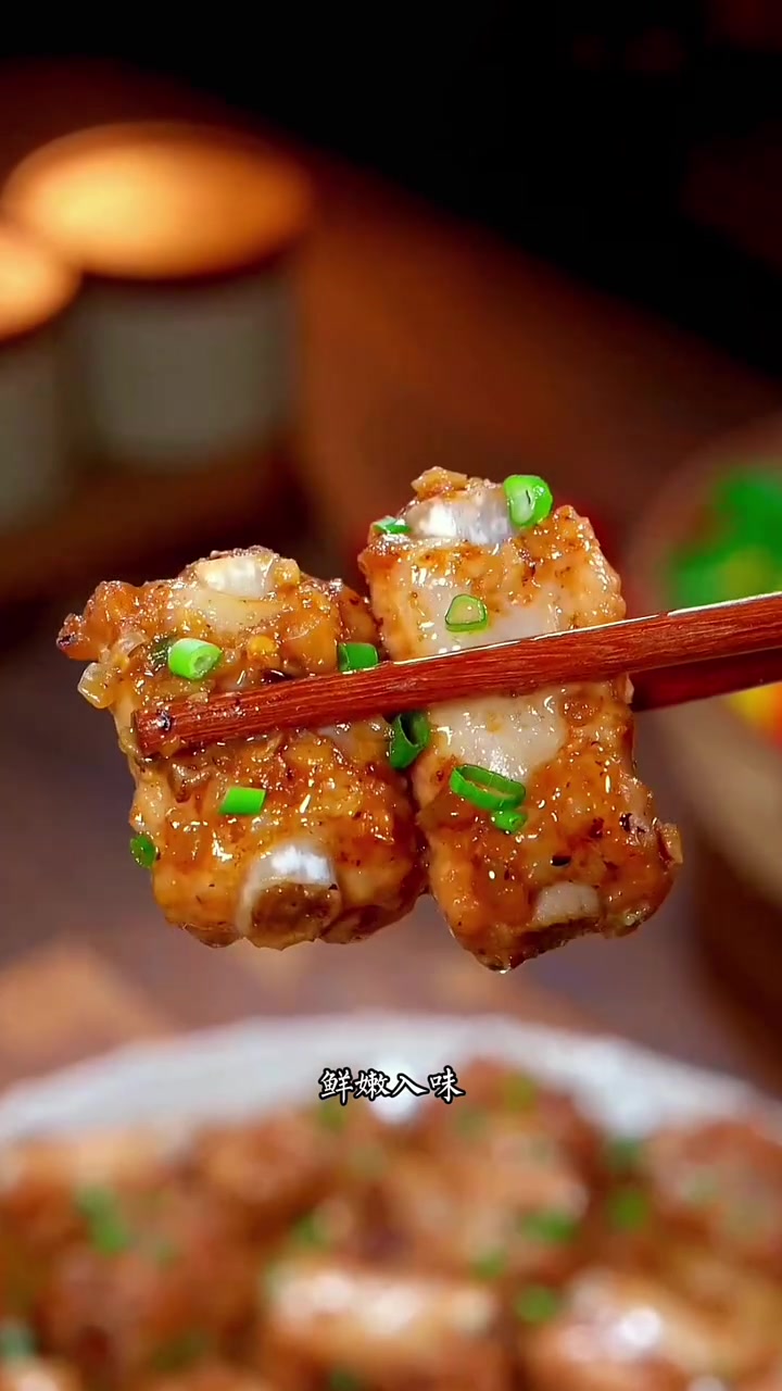 在广东,香芋蒸排骨是经常出现在餐桌上的一道菜,蒜香浓郁,真的特别好吃