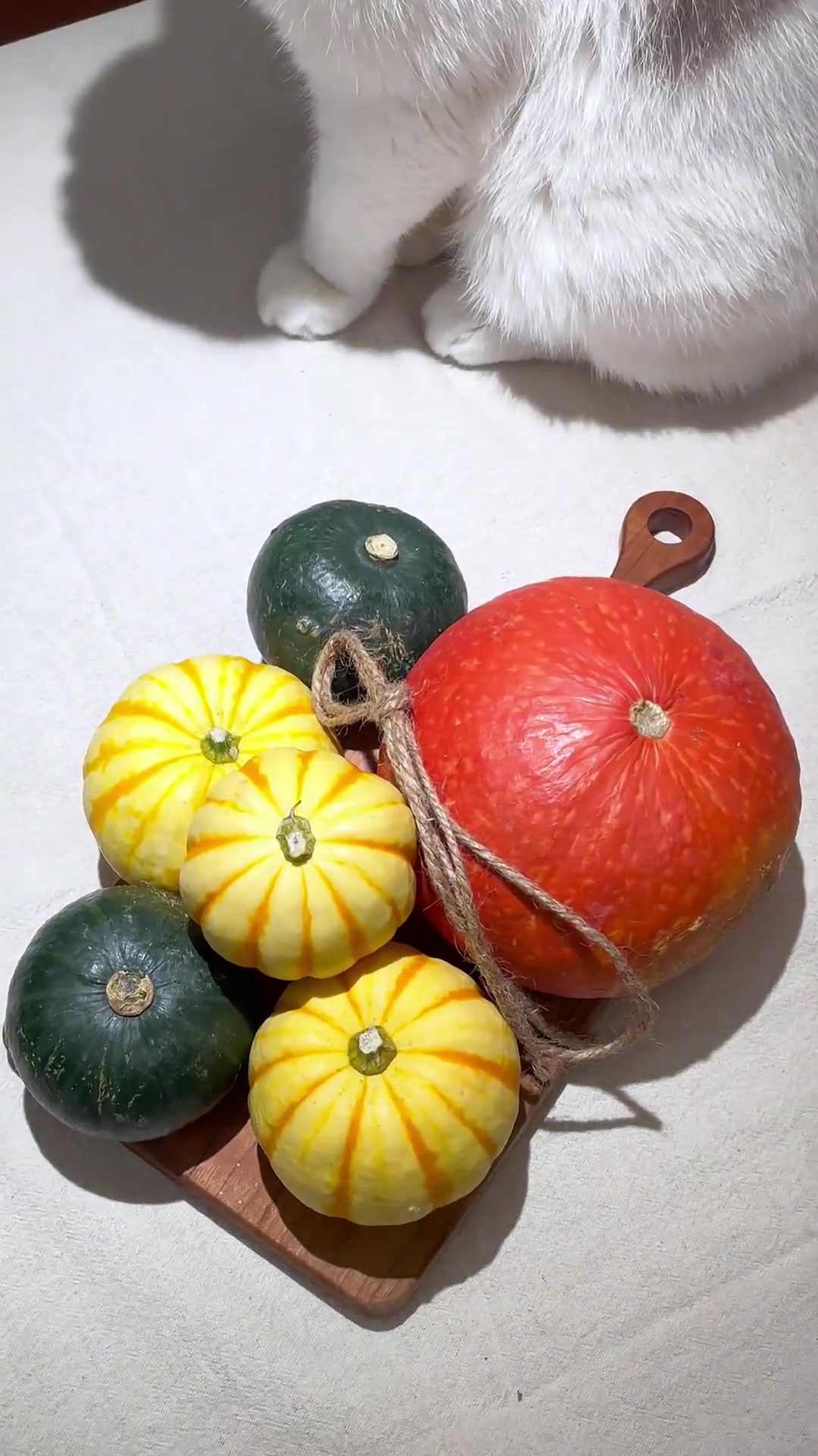 万圣节主题晚餐烤披萨加香肠时蔬拼盘加南瓜羹