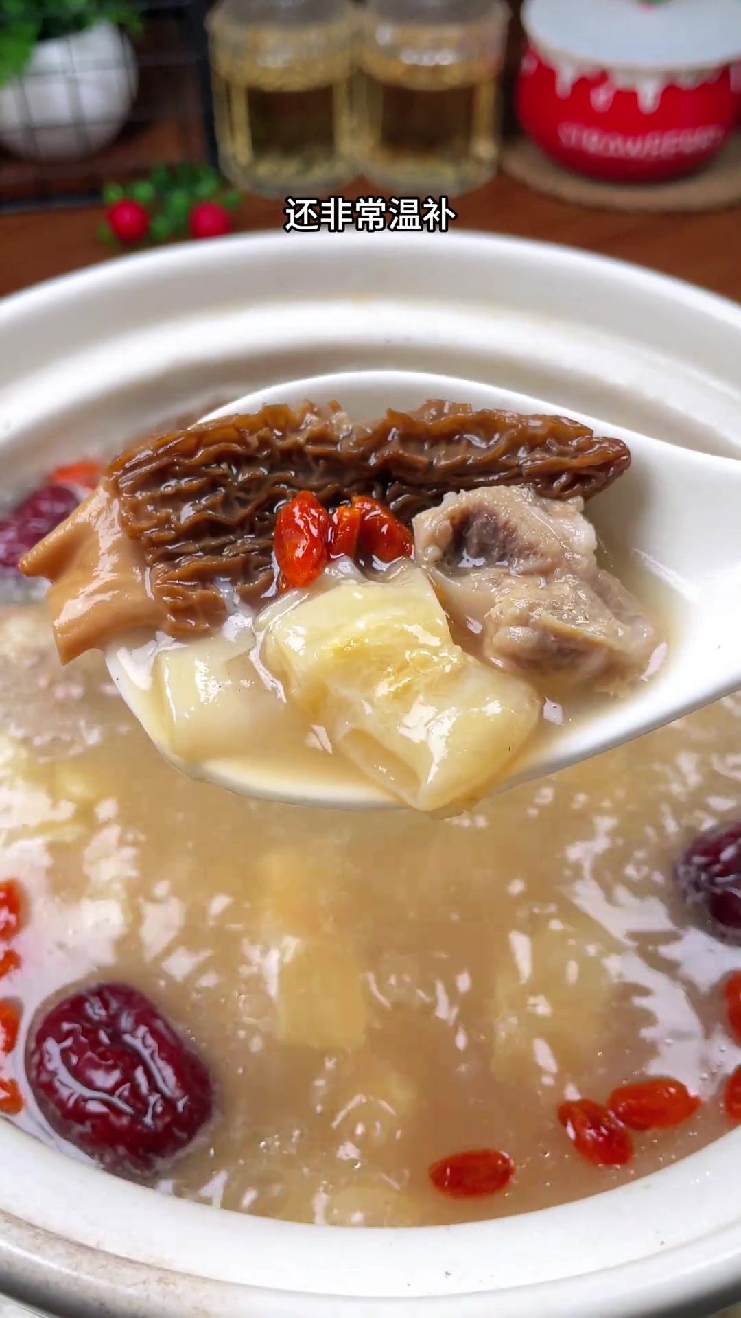 小时候妈妈常煲的鱼胶排骨汤，营养好喝适合小朋友