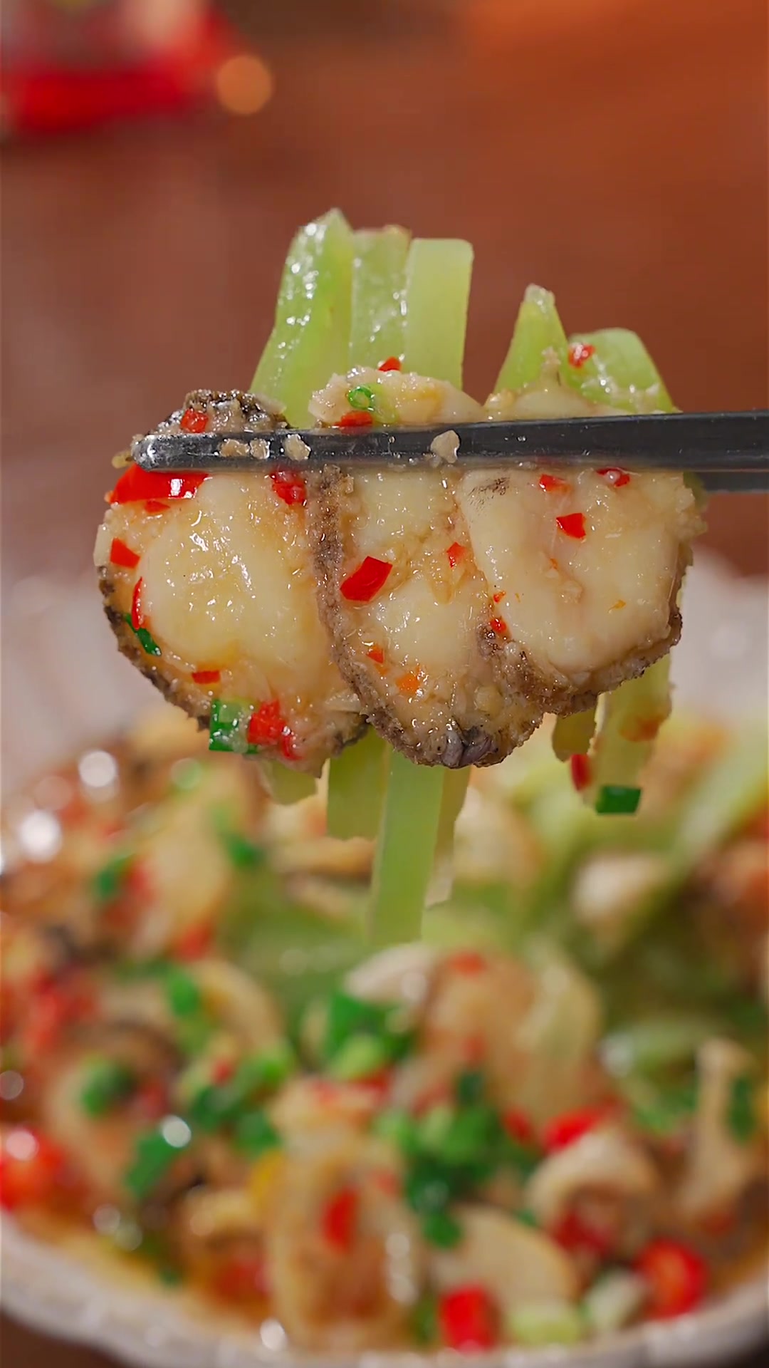 把莴笋和鲍鱼一起摆入盘中,瞬间变成去年很火的一道菜,蒜蓉鲍鱼片