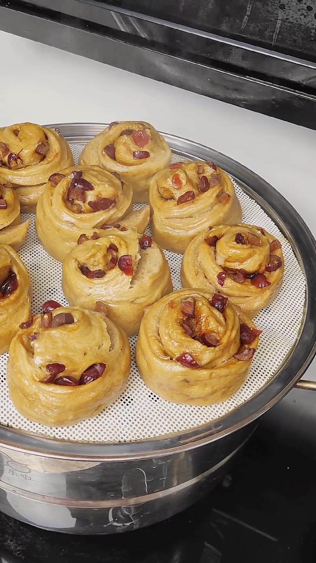 在家蒸的红枣蔓越莓红糖馒头,个个蓬松暄软超好吃!