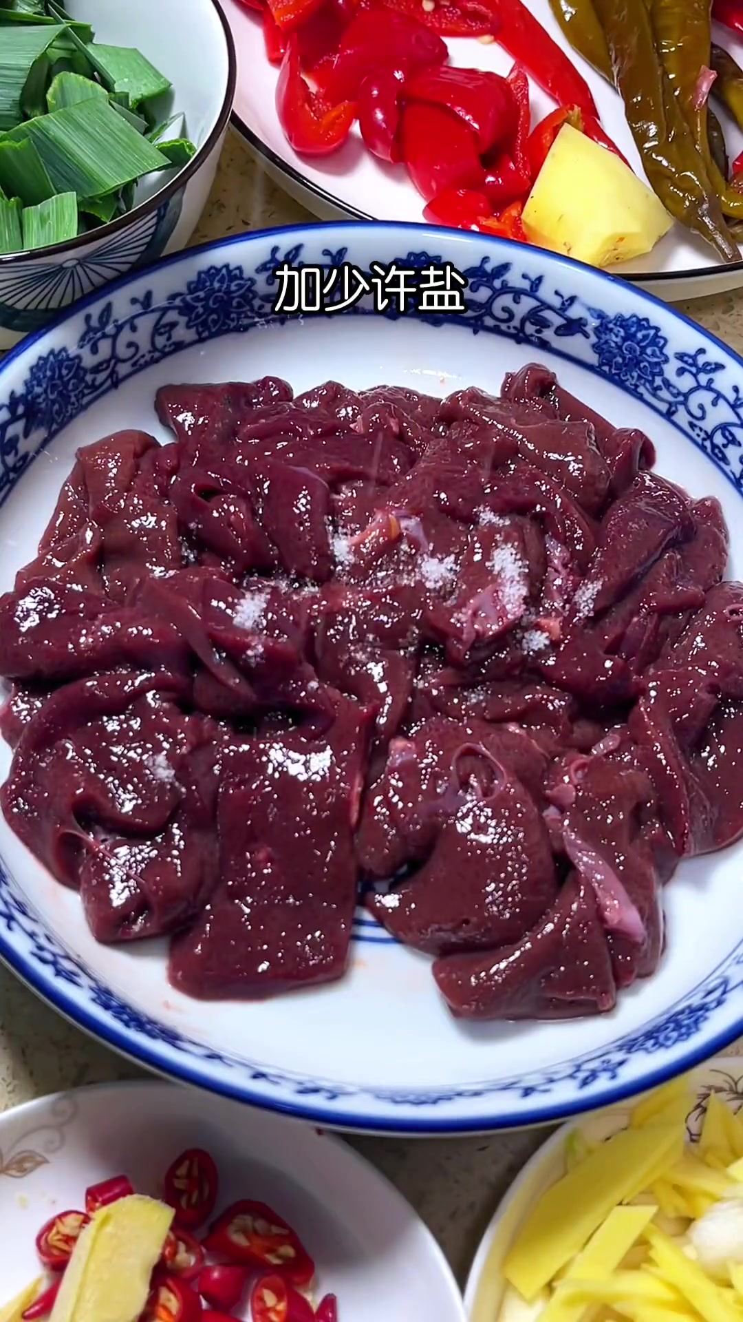 多给老婆做泡椒炒猪肝，其含铁量高可补血