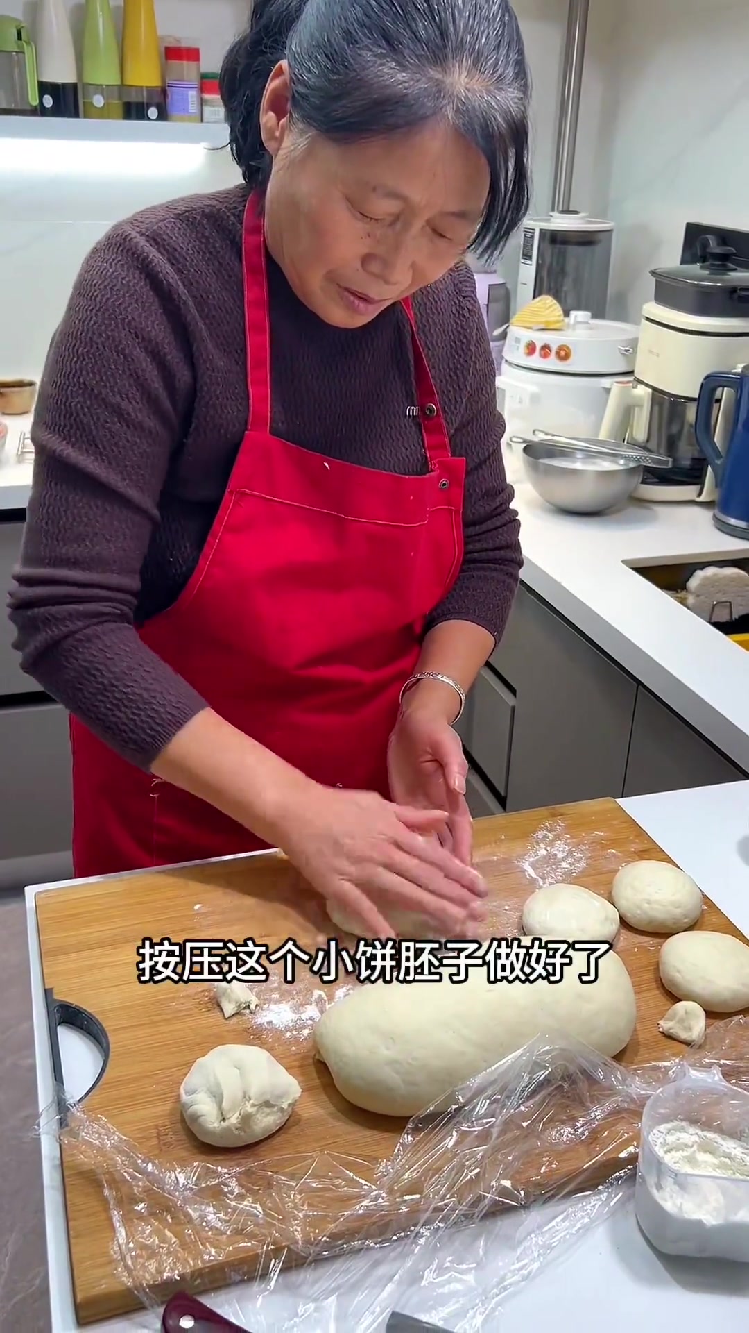 妈妈用烤箱做我们河南美食“吊炉烧饼”真不错，跟买的一样，搭配我做的水盆羊肉，营养丰富的一餐