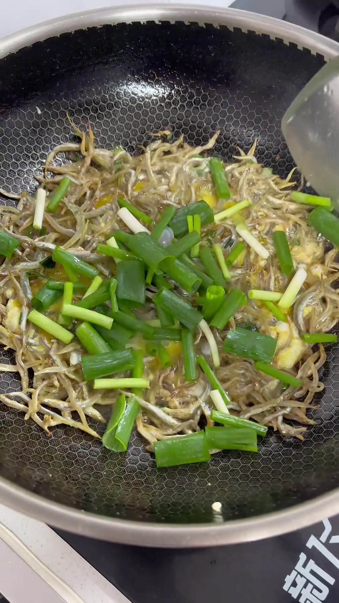 你们也试试用小银鱼干炒鸡蛋，方便快捷，又香又鲜，绝门了