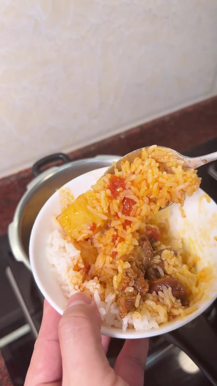 这样做的番茄焖牛腩软烂入味，夏天这样大块吃牛肉真过瘾