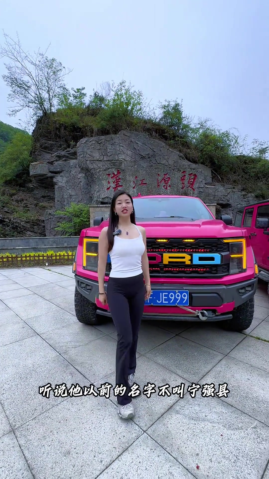 兄弟宝贝们，小美到陕西宁强县，品尝麻辣鸡和核桃馍，探索野生穿越线路