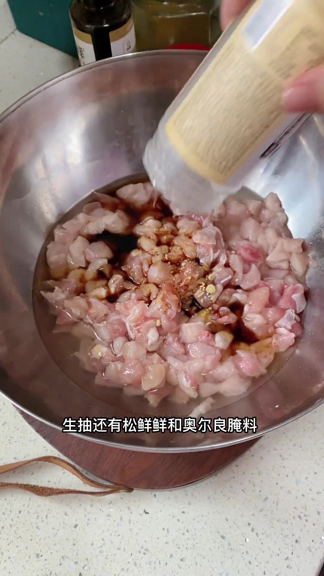 奥尔良鸡腿做成中式包子太绝了,甩汉堡包几条街,热腾腾的太香了