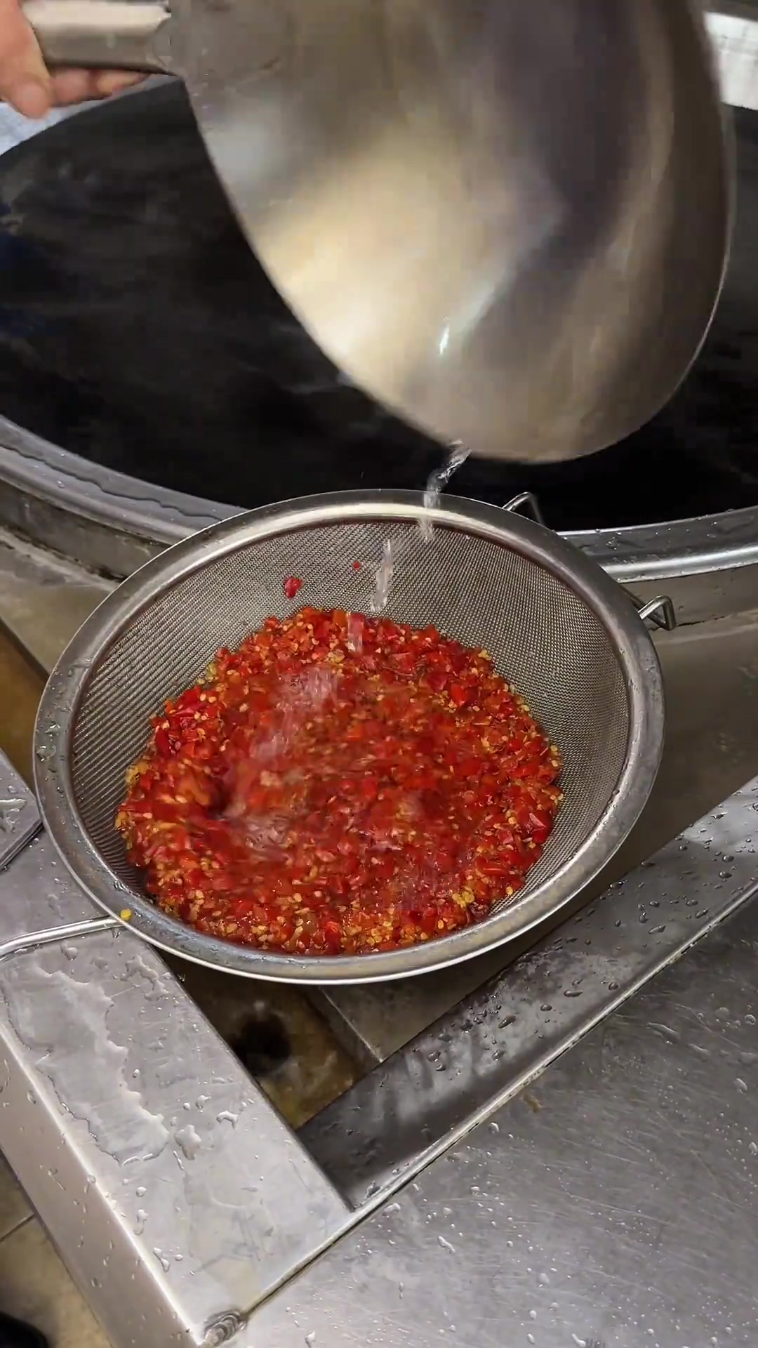 今日分享一道食堂新菜，培根卷金针菇，鲜香入味，非常好吃哦，有喜欢的朋友赶快收藏起来吧，还不