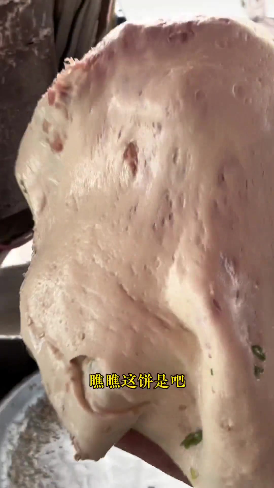 河南新蔡的吊炉烧饼！外焦里嫩，一口下去满嘴流油！