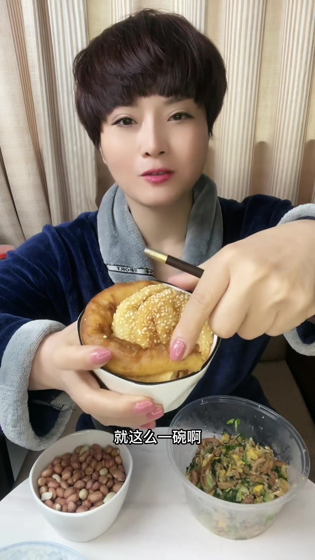 午餐二个鸡蛋炒蔬菜和鸡肠,任何油都可以,不要太咸就行,不吃腌制食品,不吃汤汤水水和水果,其