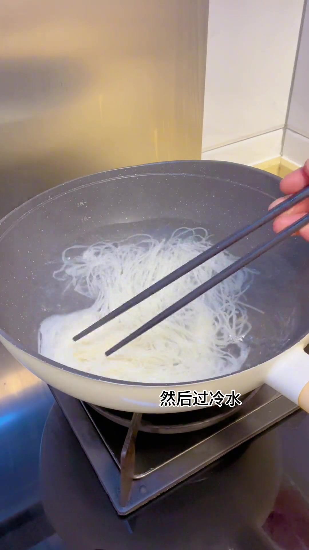 好吃又简单的青椒肉末米粉!今天又嗦粉了,酸酸辣辣的汤底特别开胃,一口粉,一口汤真的好幸福