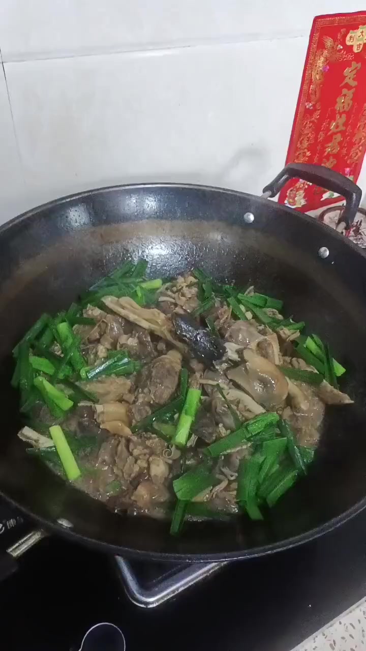 下雨啦!黄豆炒好,喊兄弟一起喝酒咯!