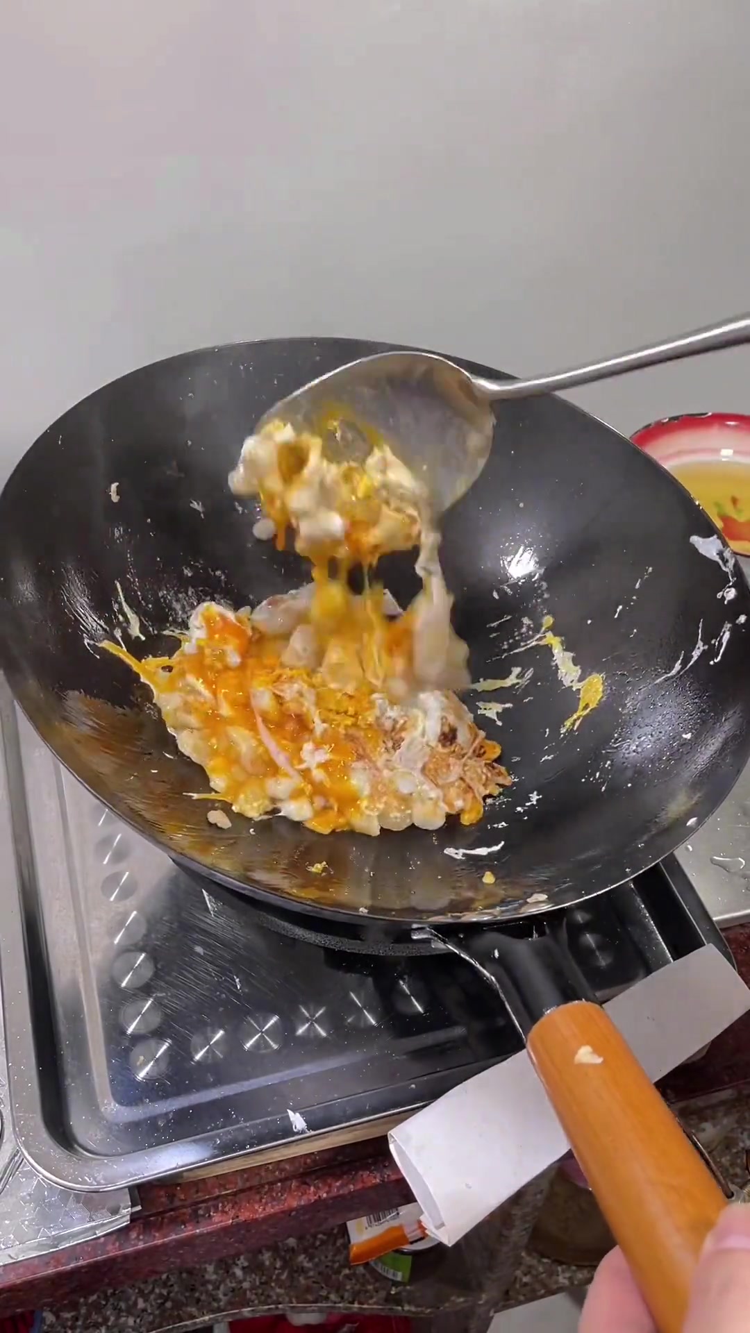 墨鱼卵用水泡半小时去咸味后开水过一下,下锅煎加入鸡蛋,一道地方特色美食呈现