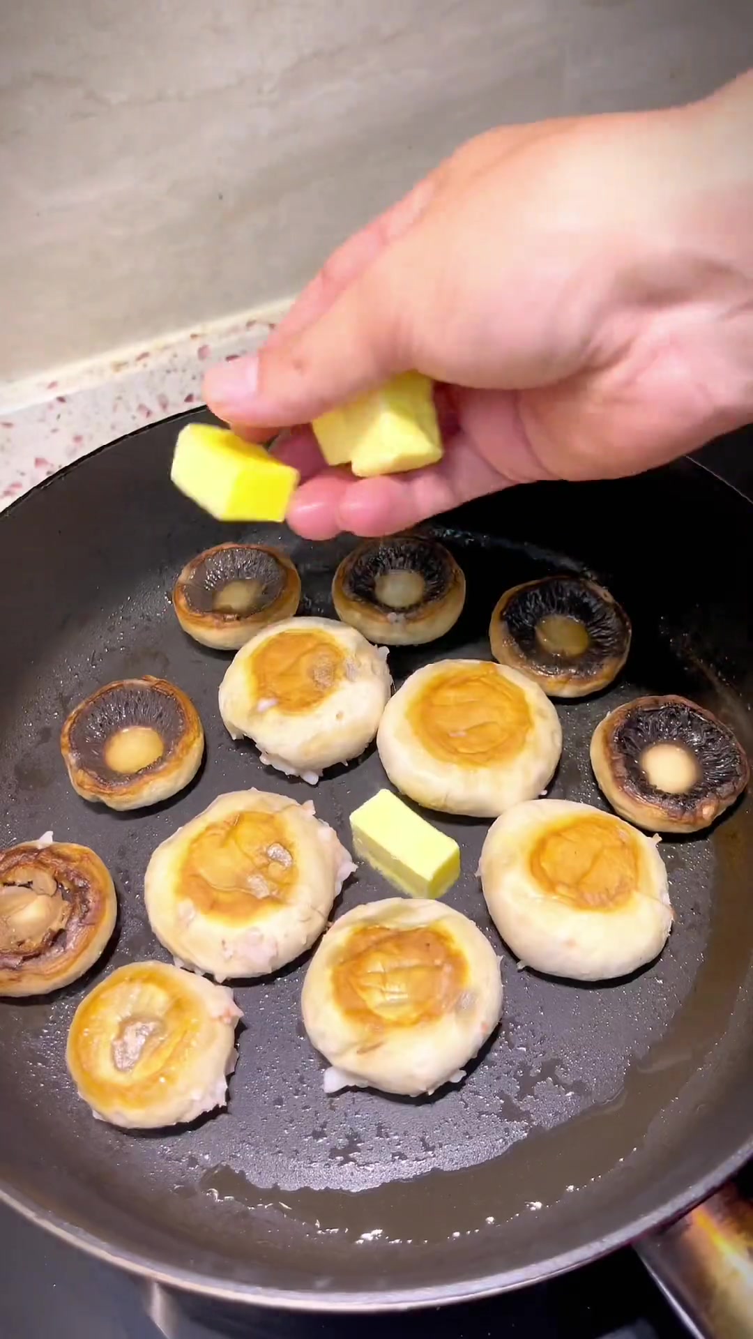 今天吃个简单的蘑菇汉堡