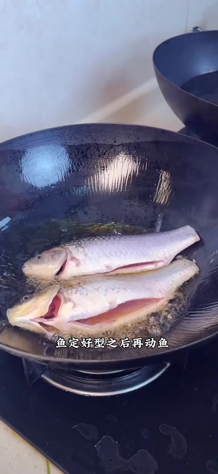 秋冬天必喝的一道鲫鱼豆腐汤暖暖的超级舒服一定要来一碗！