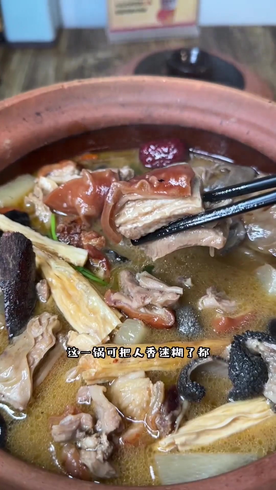 都说美食藏在巷子里,海甸岛这家脆皮羊腩,太绝了