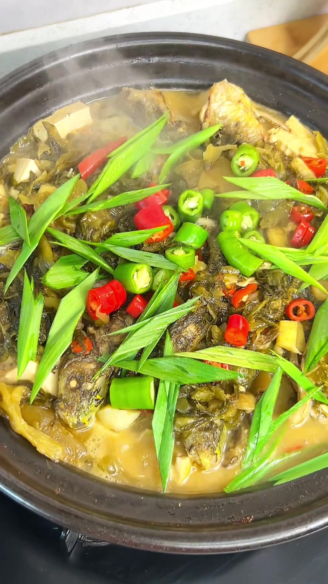 碰到自己网的野生黄骨鱼，挪不动腿，配上半包酸菜，做一个酸菜焖黄骨鱼，超级下饭，太美味了