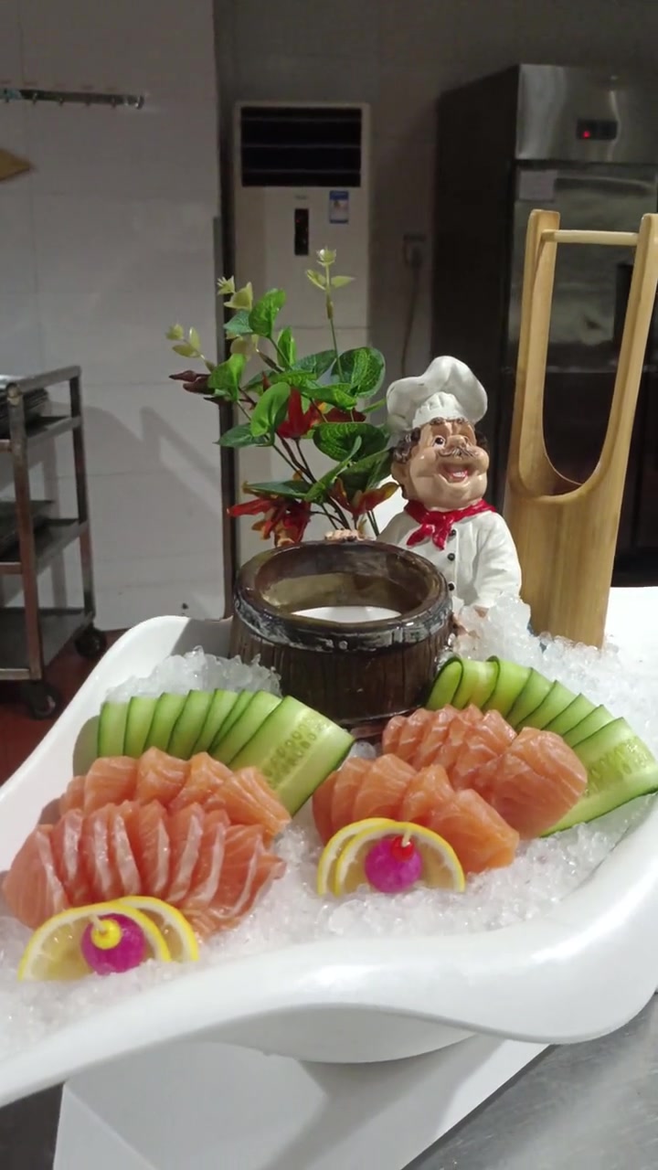 生鱼片和黄瓜片摆盘