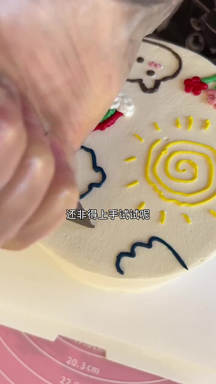 这画画蛋糕，小孩看了都想上手，栗子蛋糕小伙伴们说像拖把，不像蛋糕！